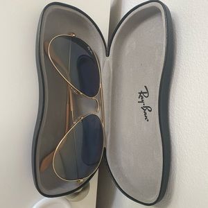 RB3025 aviator Ray bans large sunglasses.